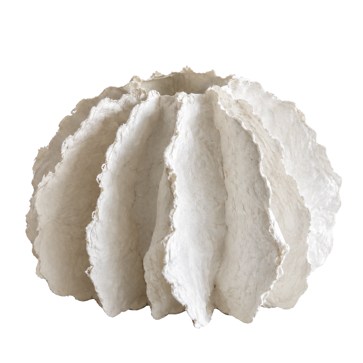 Vase sculptural blanc en pulpe de papier, aux strates irrégulières